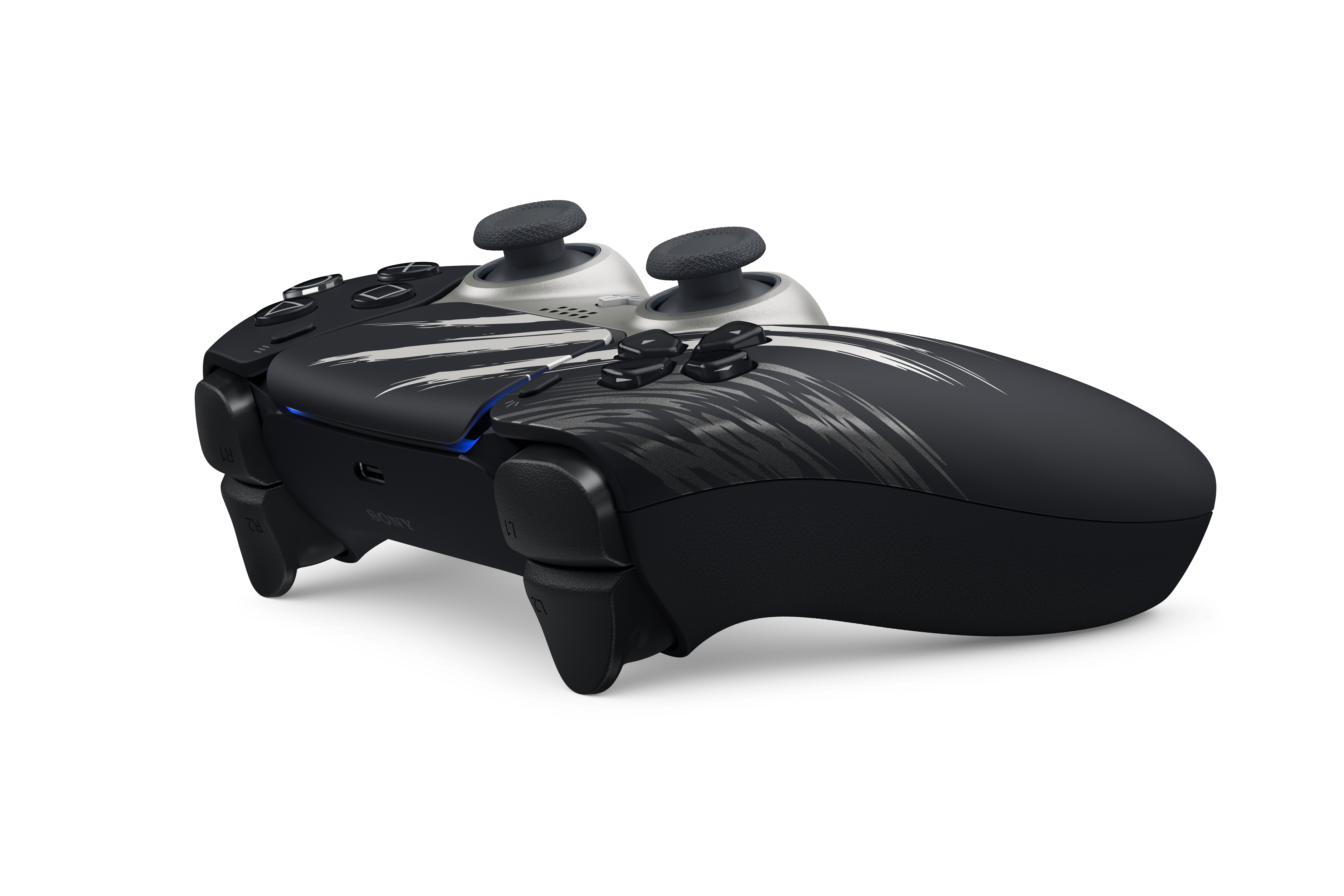 Siyah arka plan üzerinde beyaz fırça darbesi tasarımına sahip siyah ve gümüş renkli PlayStation 5 DualSense kontrol cihazı.