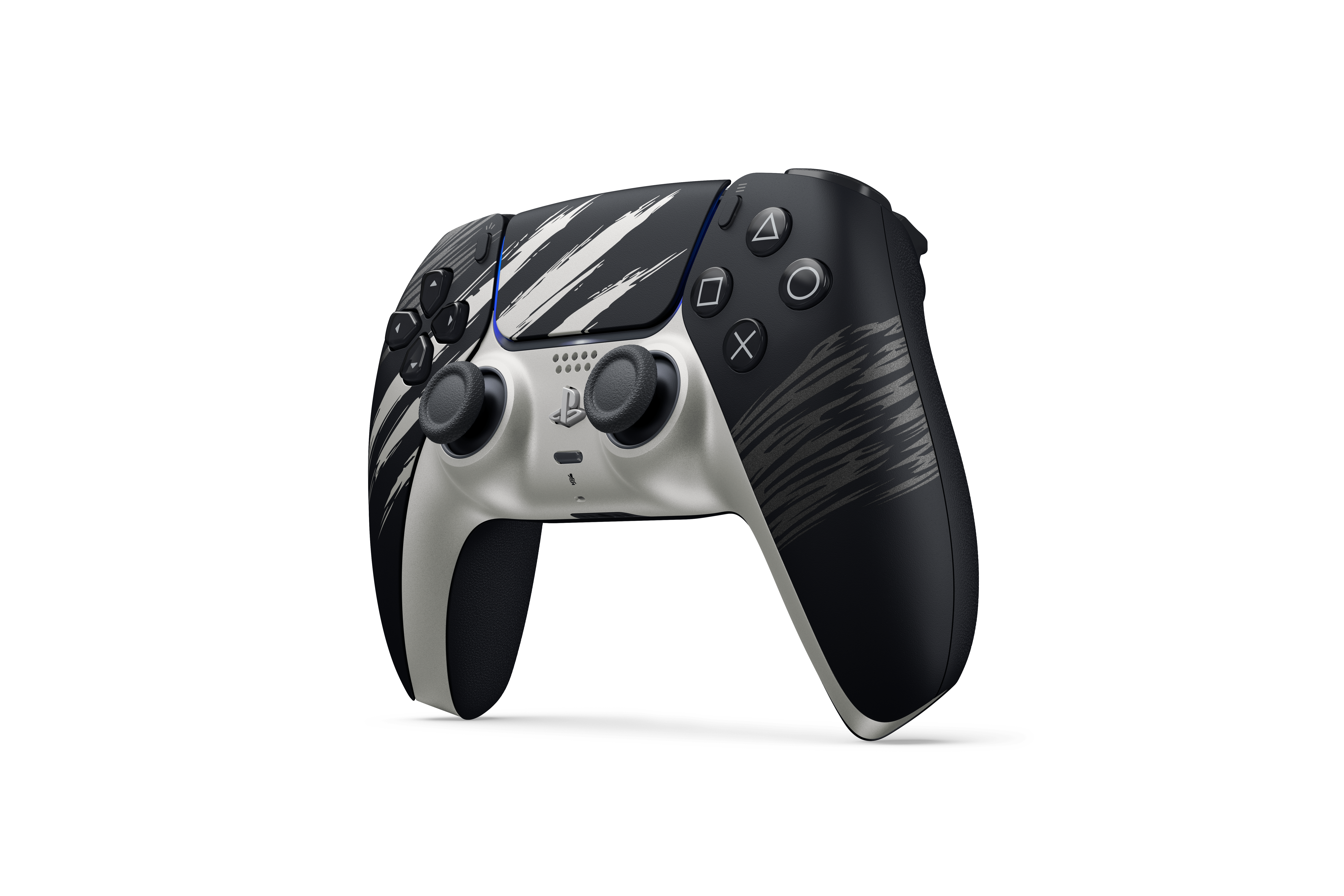 Siyah arka planda çizik benzeri desenlere sahip siyah ve beyaz PlayStation 5 kontrolcüsü.