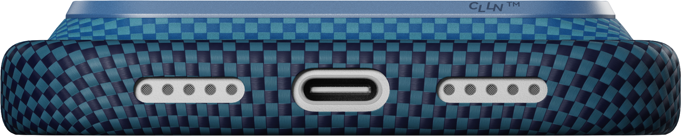 Egy kék és sötétkék kockás telefontok alja, USB-C porttal és hangszórórácsokkal.