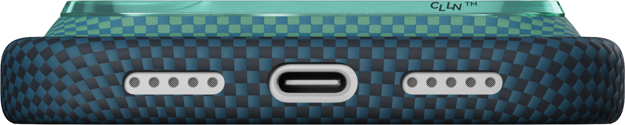 Egy kockás mintás telefonborító alsó nézete, USB-C porttal és hangszórókkal.