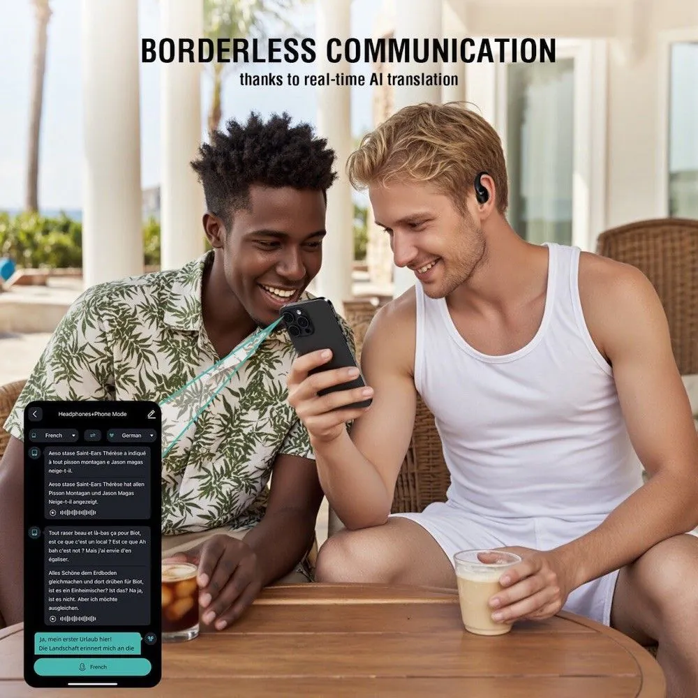 Zwei lächelnde Männer sitzen an einem Tisch im Freien und schauen auf ein Smartphone mit Übersetzungs-App.