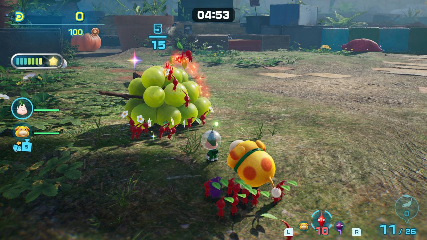 Pikmin rojos cargan uvas verdes en un videojuego, observados por un pequeño explorador.