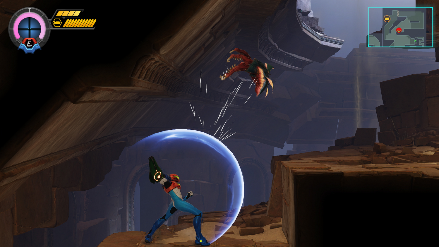 Samus dentro de un escudo azul lucha contra una criatura roja en una antigua caverna.