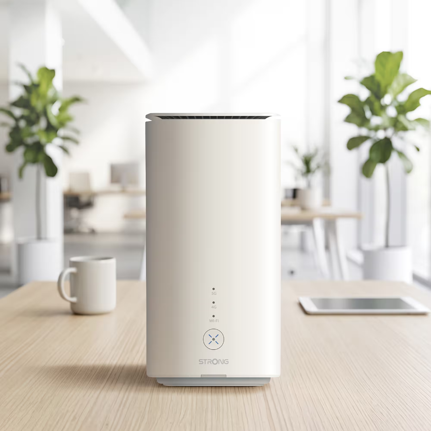 Un router Strong 5G blanco está sobre una mesa de madera en una habitación luminosa.