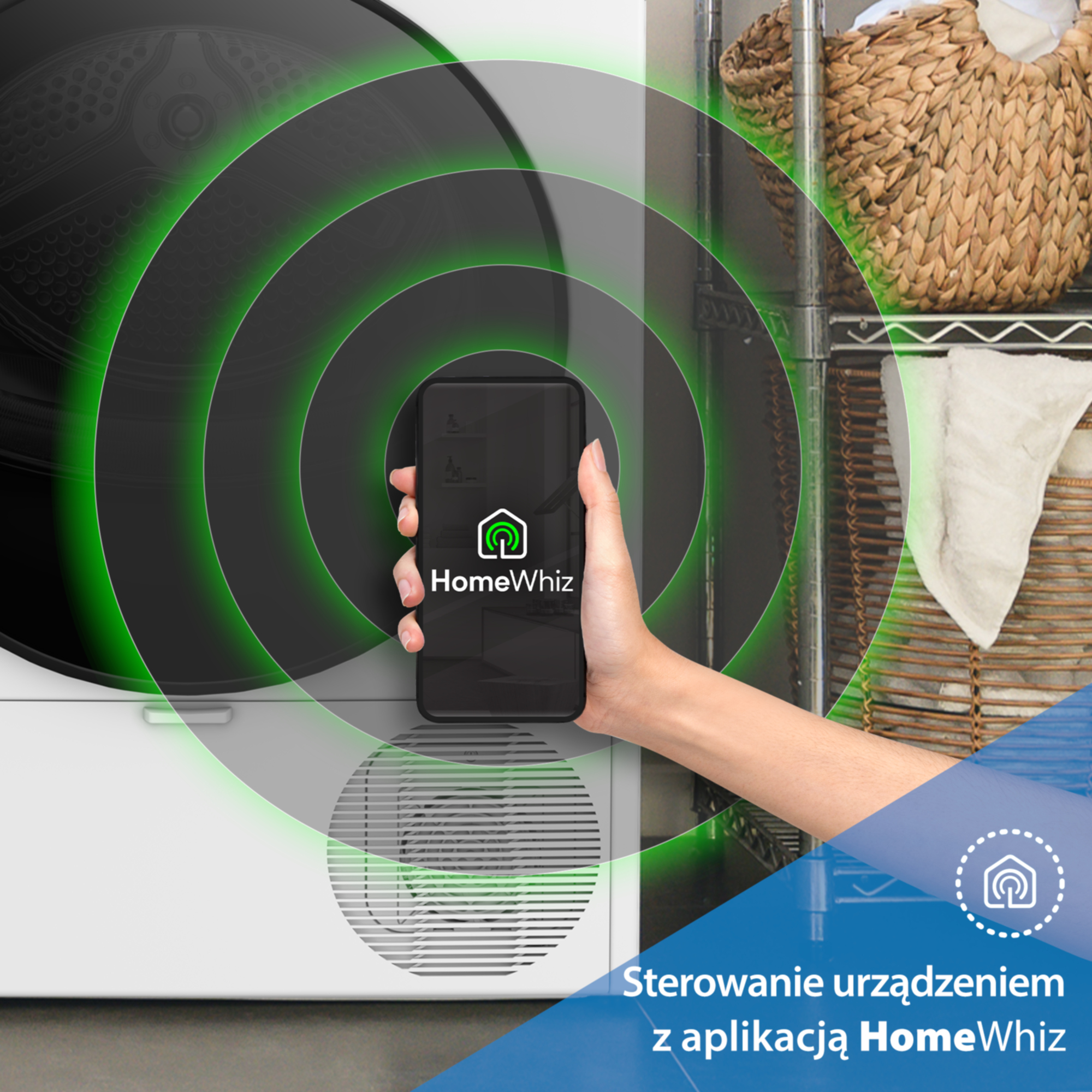 Ręka trzyma smartfon z aplikacją HomeWhiz przed pralką z zielonymi falami.