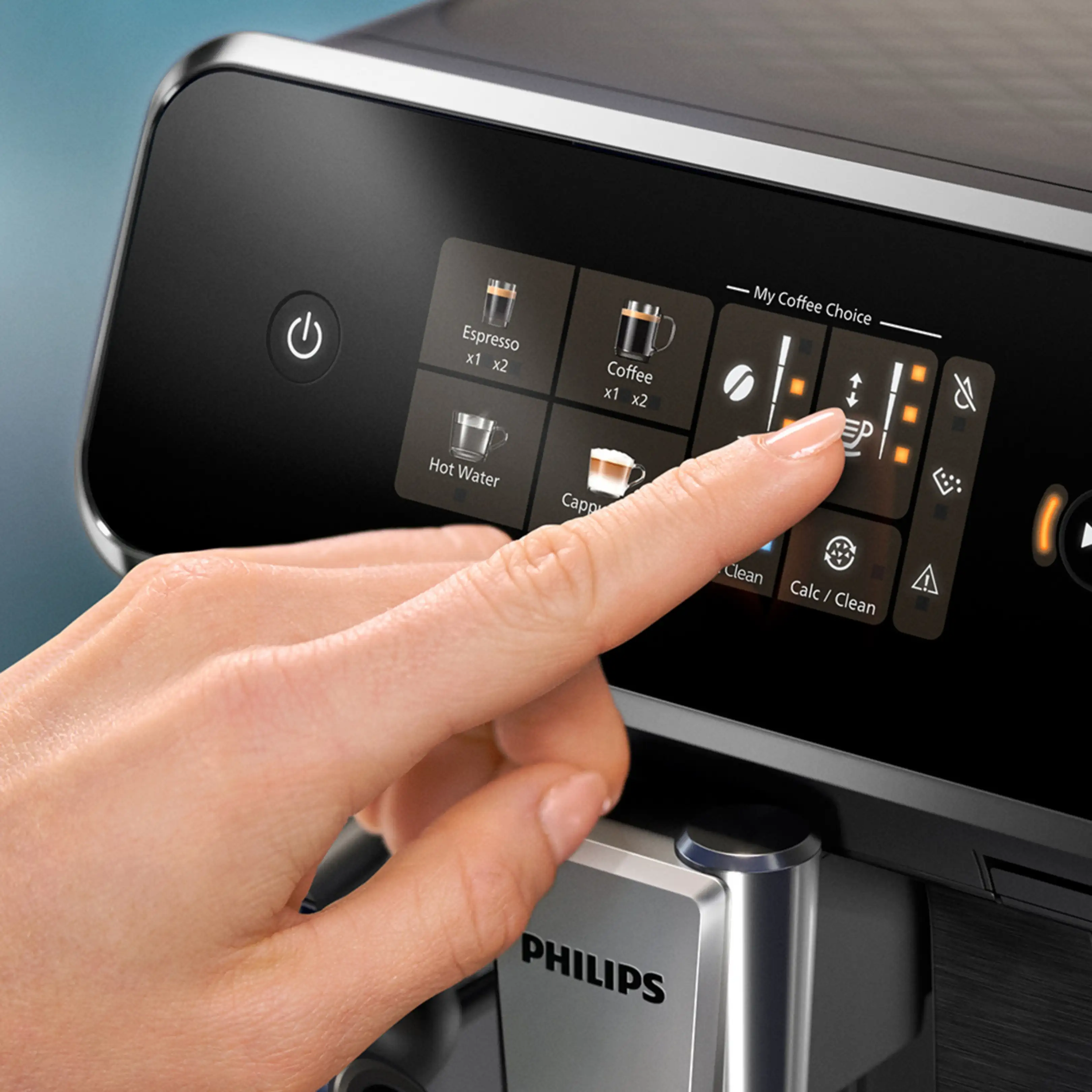 Egy kéz megérinti a Philips kávéfőző érintőkijelzőjét különféle ital- és beállítási lehetőségekkel.