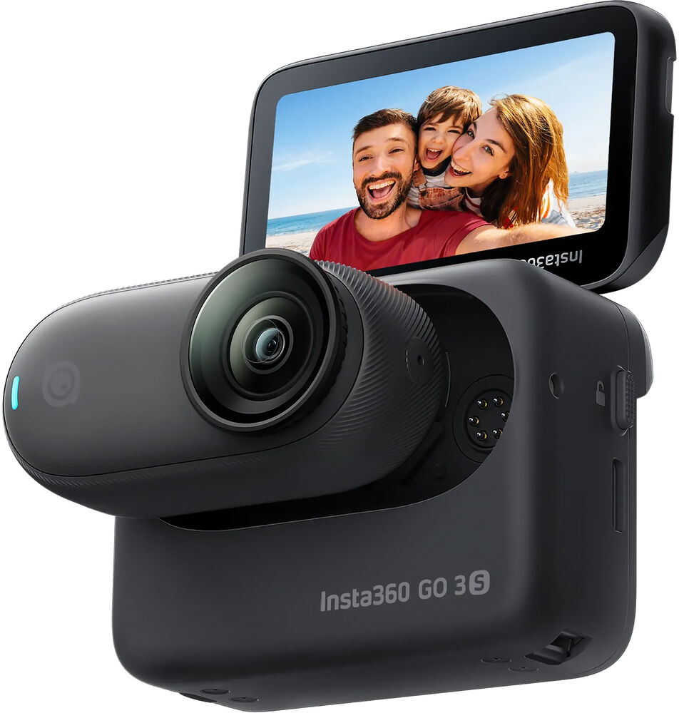 Insta360 GO 3S kamera felhajtható képernyővel, amely egy családot mutat be a tengerparton.