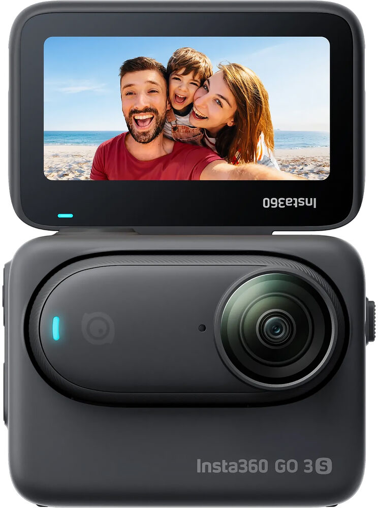 Insta360 GO 3S kamera felhajtható képernyővel, mosolygó családdal a tengerparton.