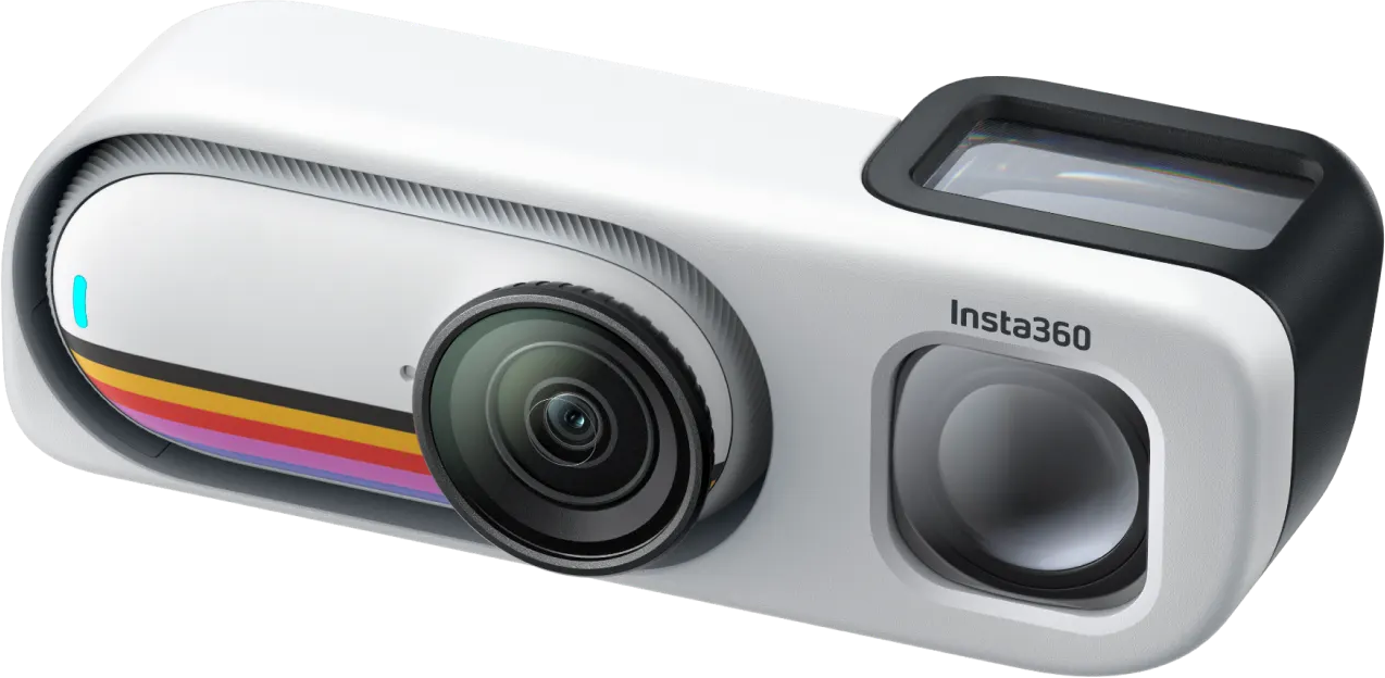 Fehér Insta360 kamera kettős lencsével és színes csíkokkal fekete háttér előtt.