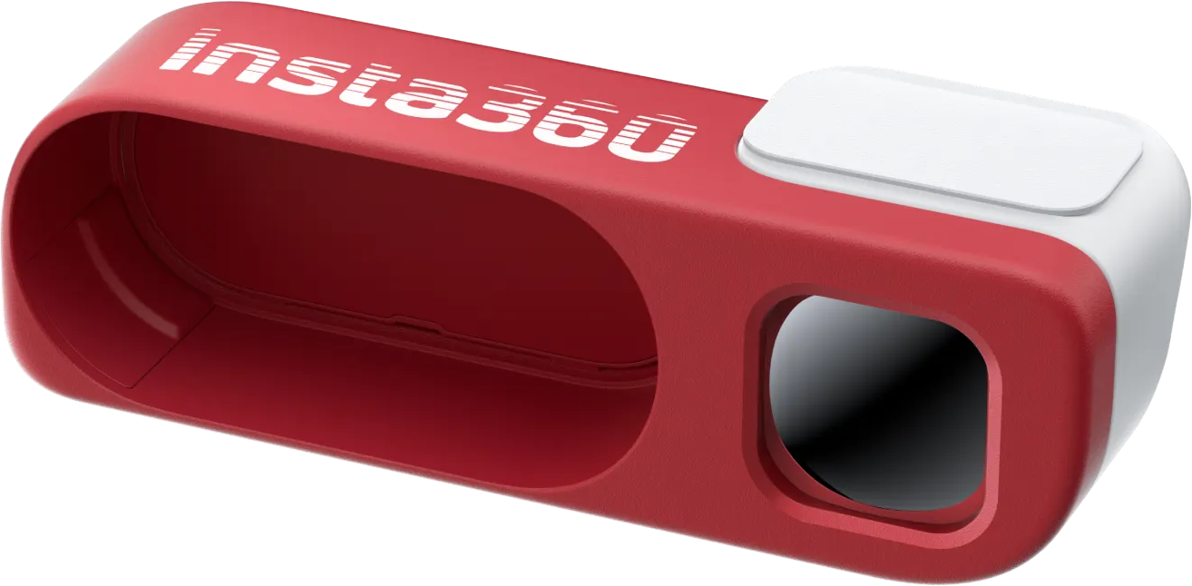 Egy piros Insta360 kamera fehér tetővel és fekete lencsével fekete háttér előtt.