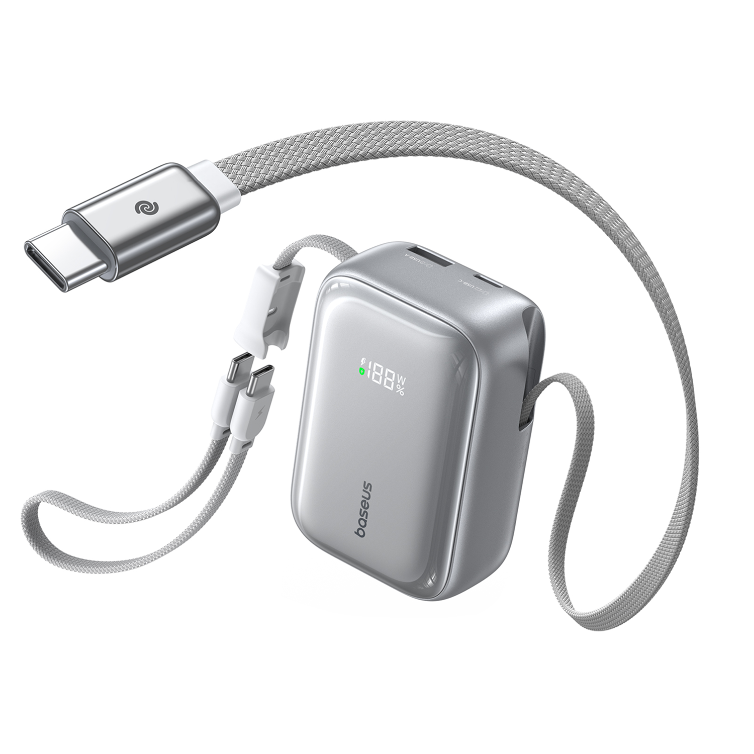 Un banco de energía plateado con pantalla digital y cable USB-C trenzado gris sobre fondo blanco.