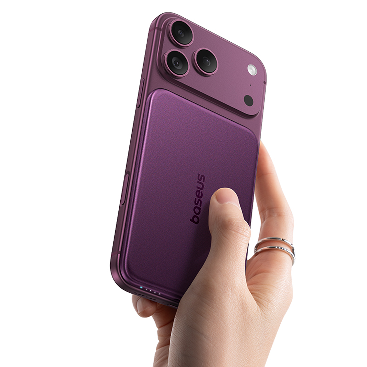 Una mano sostiene un smartphone morado con tres cámaras y el logotipo de Baseus.