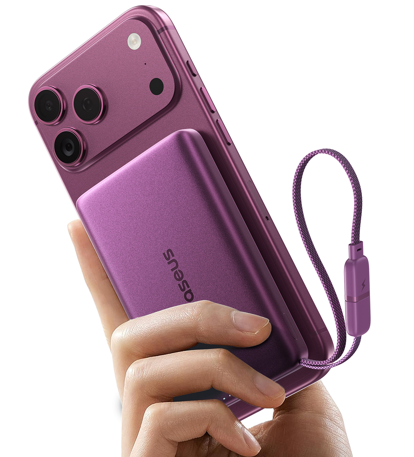 Una mano sostiene un smartphone morado con batería externa magnética y correa trenzada a juego.