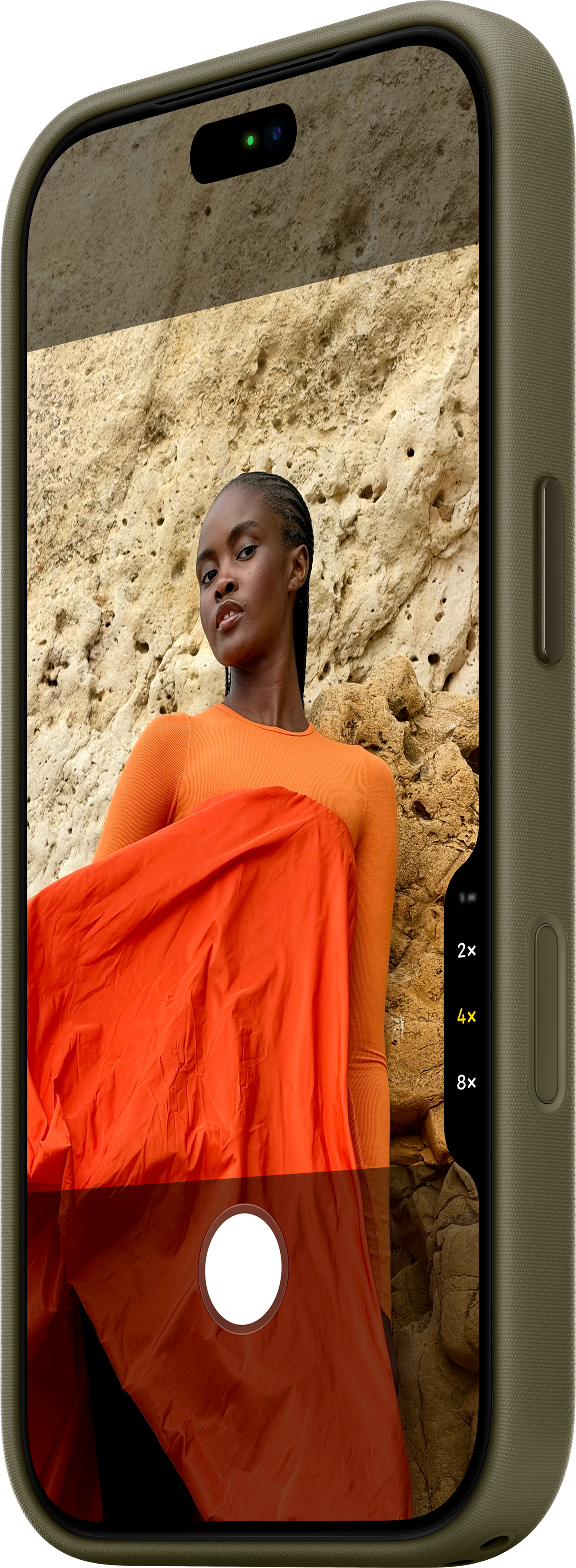 Smartphone-Bildschirm zeigt eine Frau in Orange vor einer Felswand.