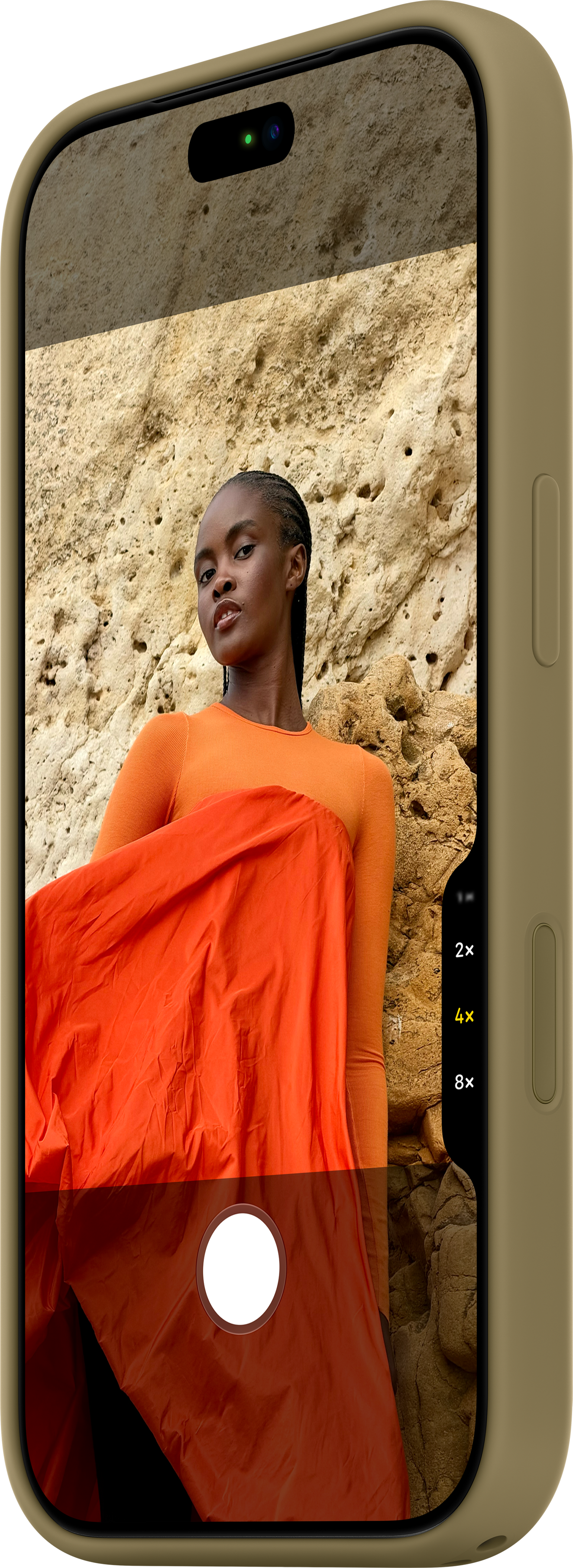Smartphone affichant une femme en orange devant un mur de grès.
