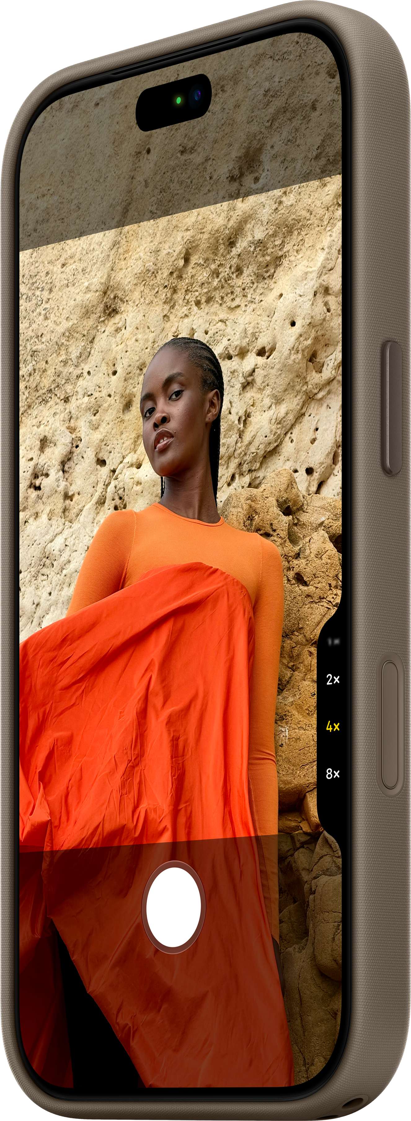Smartphone affichant la photo d'une femme en orange sur du grès.