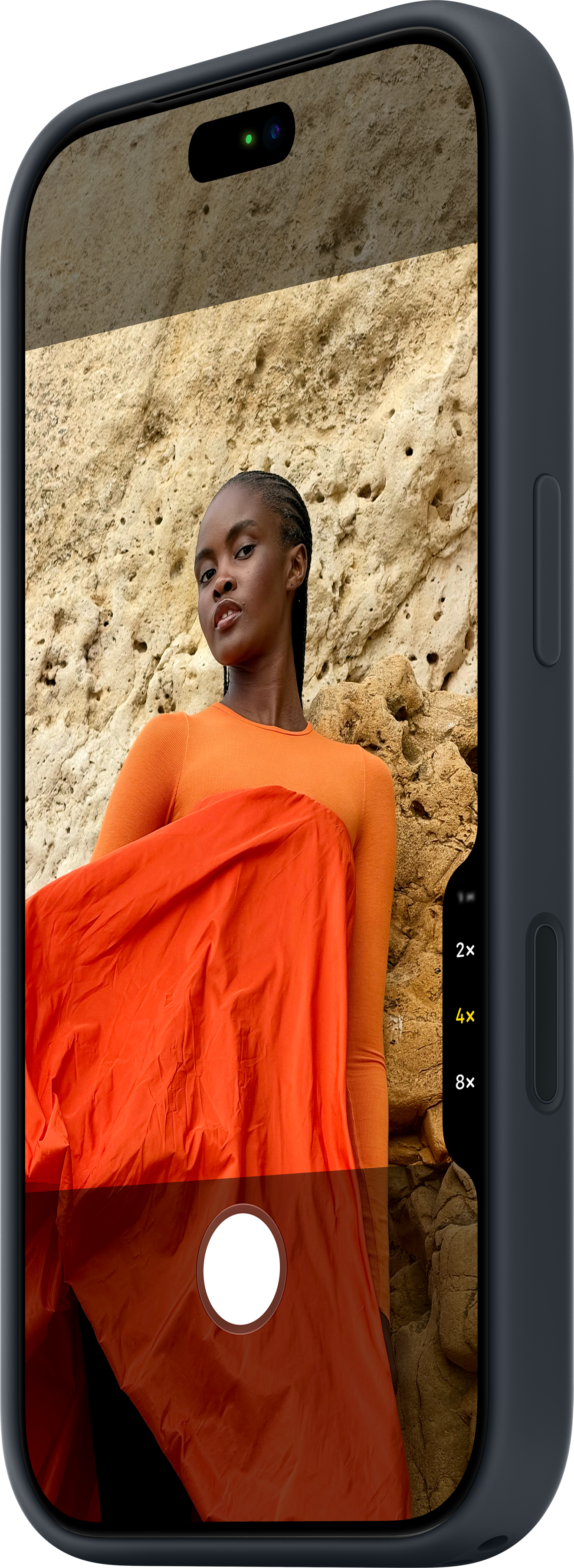 Écran de smartphone affichant une femme en orange devant un mur rocheux avec des commandes.