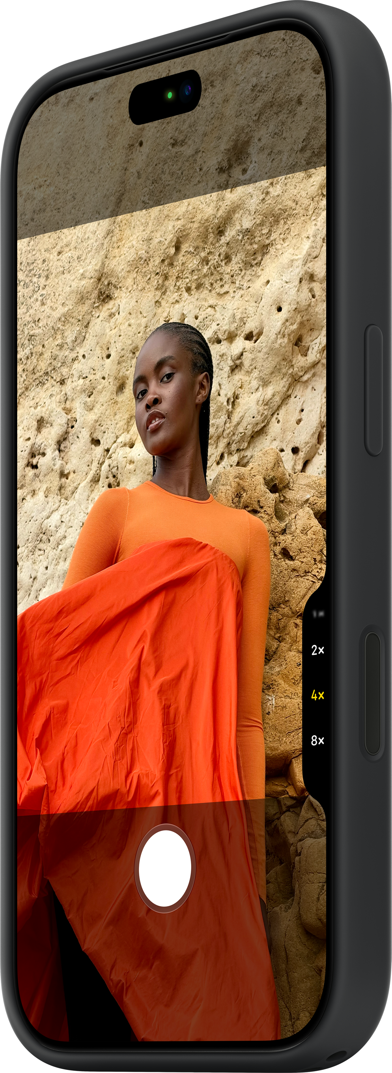 Vue de caméra de smartphone d'une femme en orange devant une falaise.