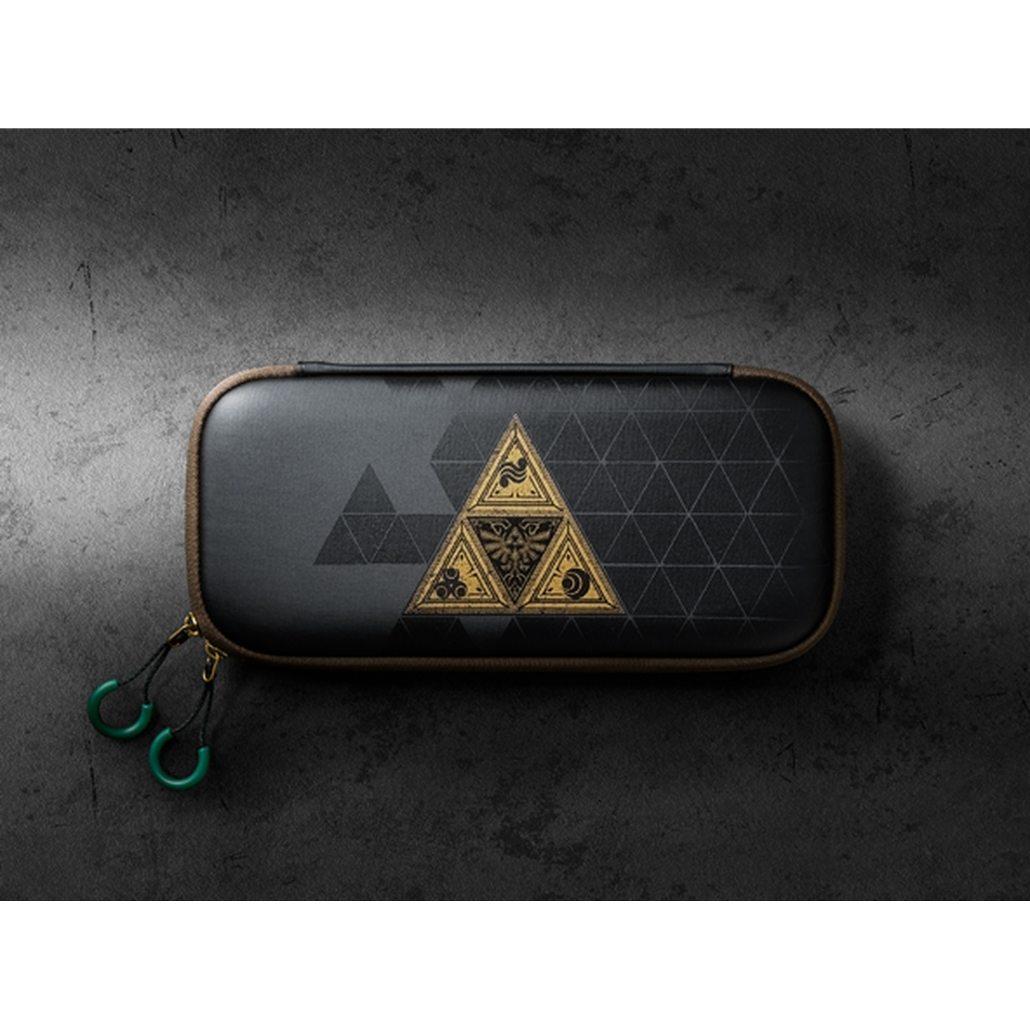 Zwarte etui met gouden Triforce-symbool en groene ritssluitingen op een donkere achtergrond.