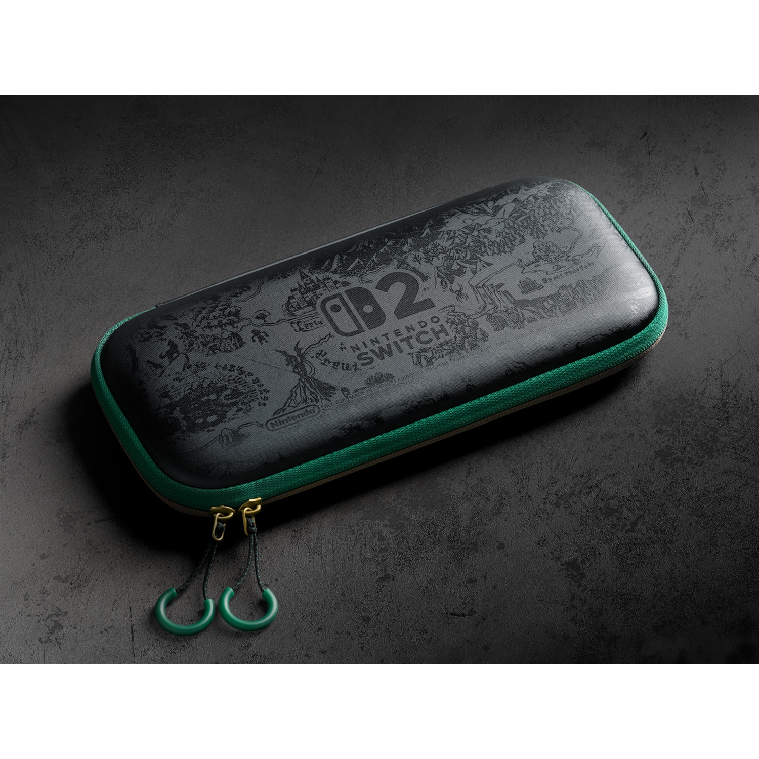 Een zwarte Nintendo Switch hoes met groene randen ligt op een donker oppervlak.