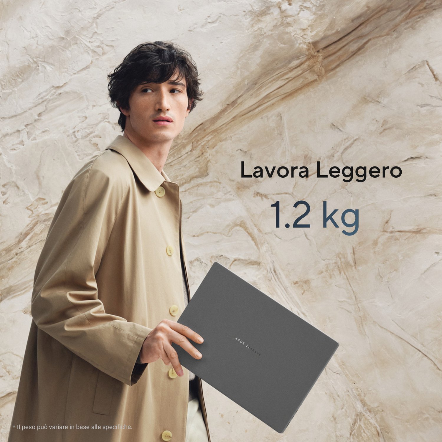 Un uomo in trench regge un laptop grigio davanti a una parete in pietra. Testo: Lavora Leggero 1.2 kg.