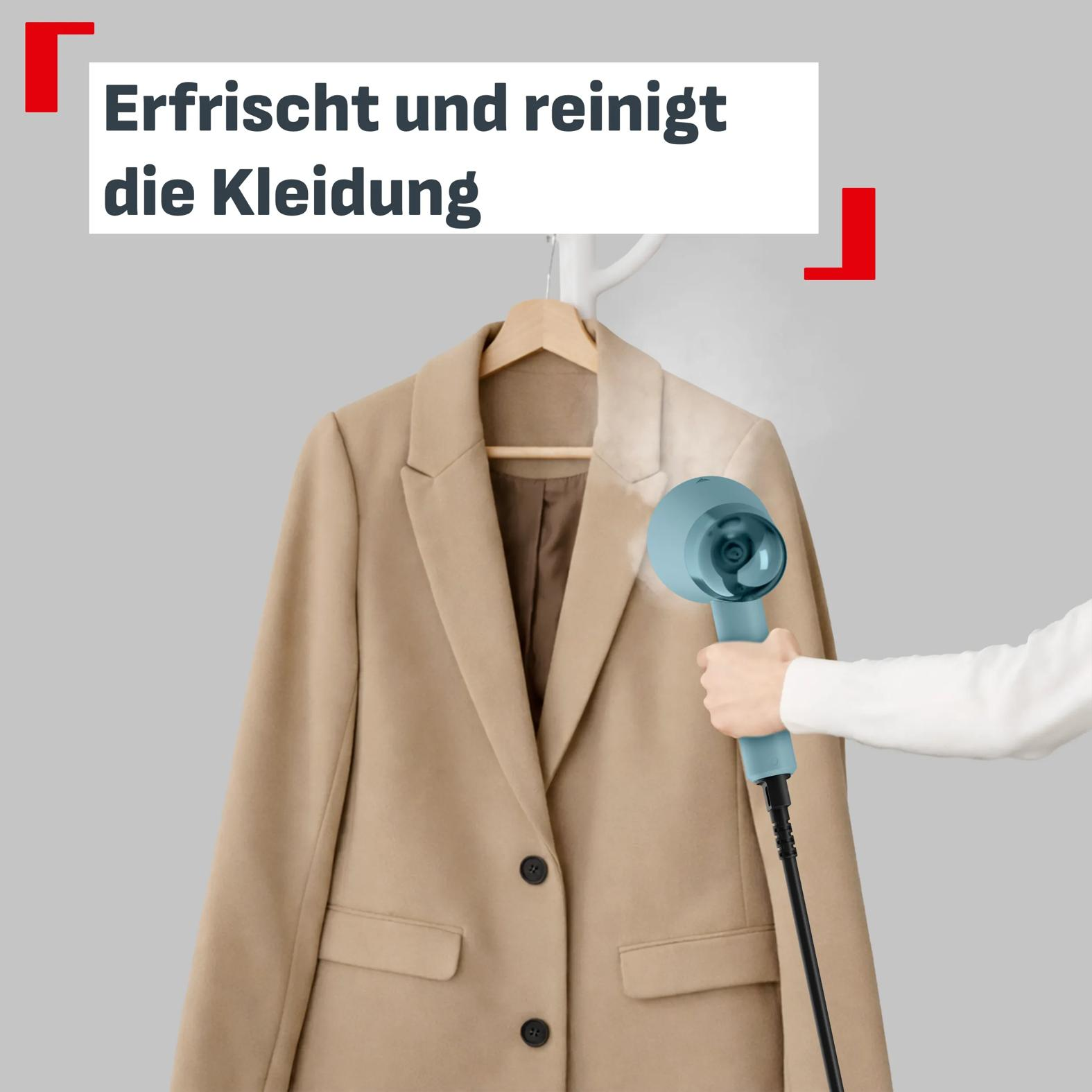 Ein Handdampfer glättet und frischt einen beigen Mantel auf.