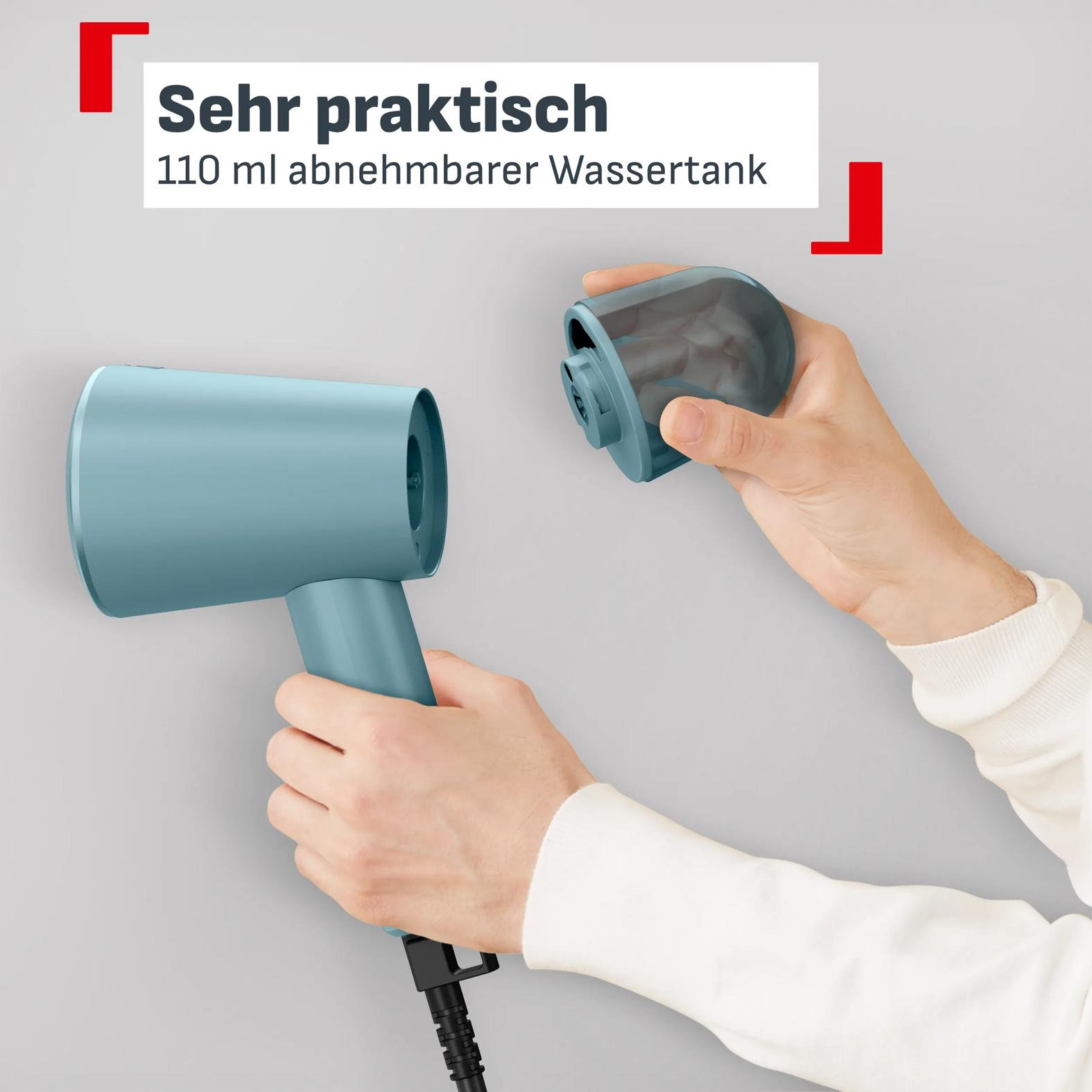 Ein blauer Handdampfürtler mit abnehmbarem Wassertank in Händen gehalten.