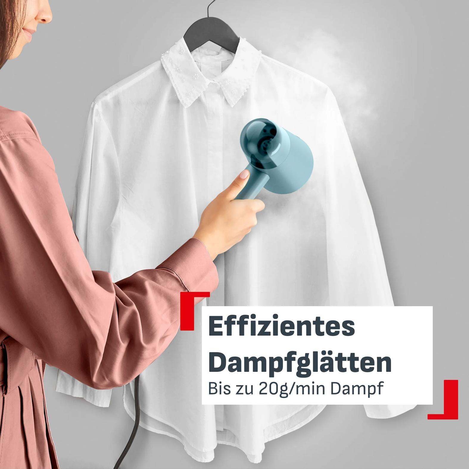 Eine Person benutzt einen blauen Handdampfgarer an einer weißen Bluse auf einem Kleiderbügel.