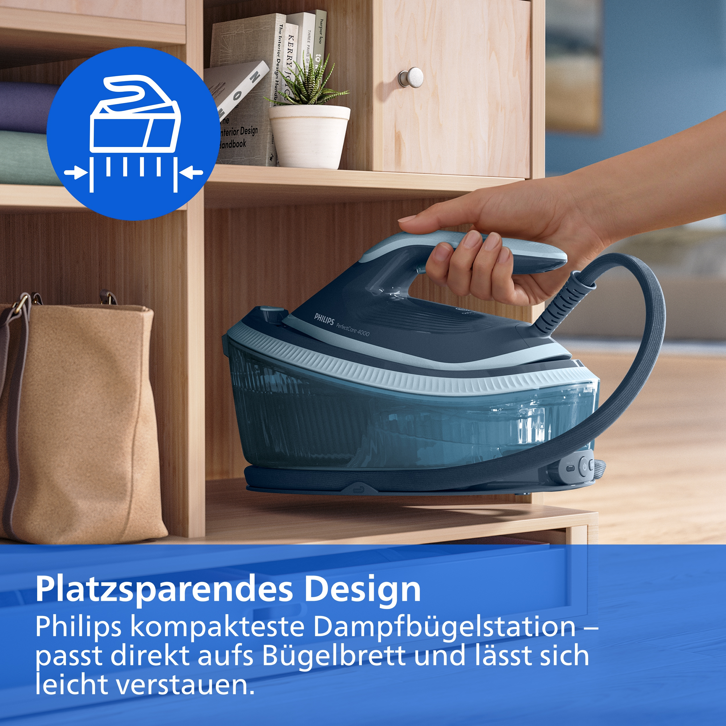Eine Hand stellt eine kompakte blaue Philips Dampfbügelstation in ein Holzregal.