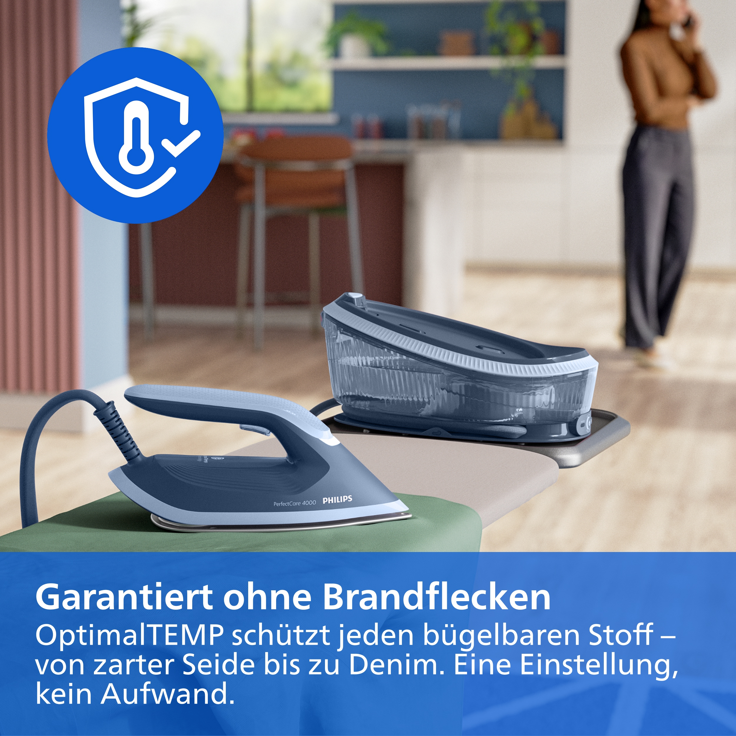 Ein Philips Dampfbügeleisen auf einem Bügelbrett vor einer modern eingerichteten Wohnküche mit einer Person im Hintergrund.