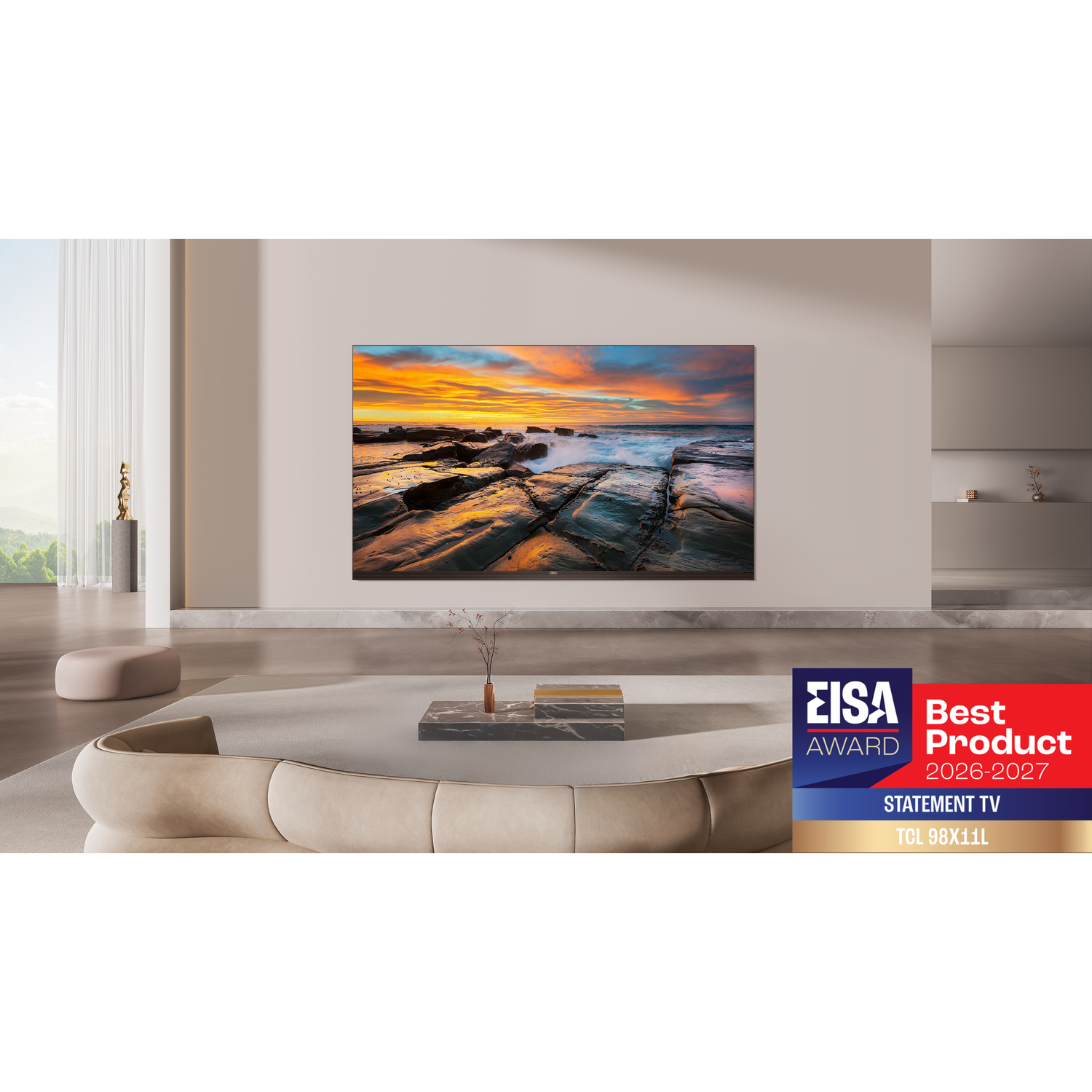 Un grande televisore a parete mostra un tramonto costiero in un soggiorno moderno.