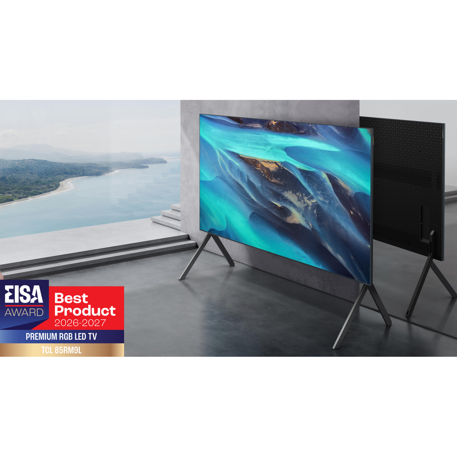 Televisore TCL 85RM9L su supporto in una stanza moderna con vista sull'oceano.