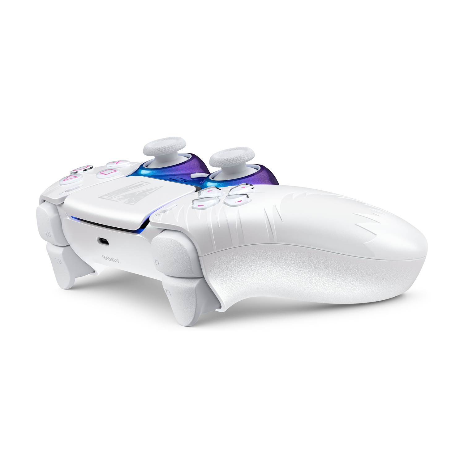 Controller PlayStation DualSense bianco con dettagli blu e viola su sfondo bianco.