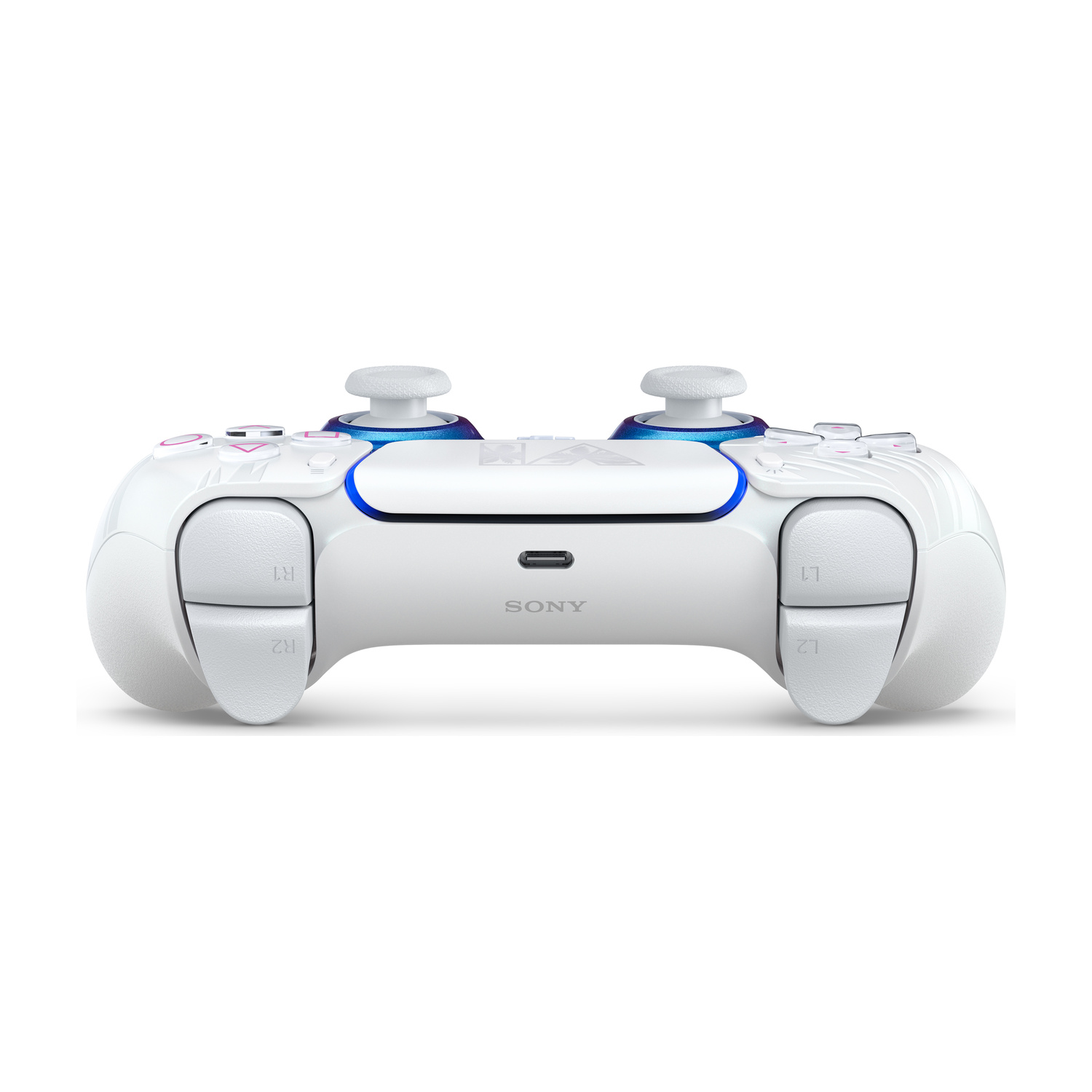 Un controller wireless PlayStation DualSense bianco visto frontalmente, con pulsanti dorsali e levette.