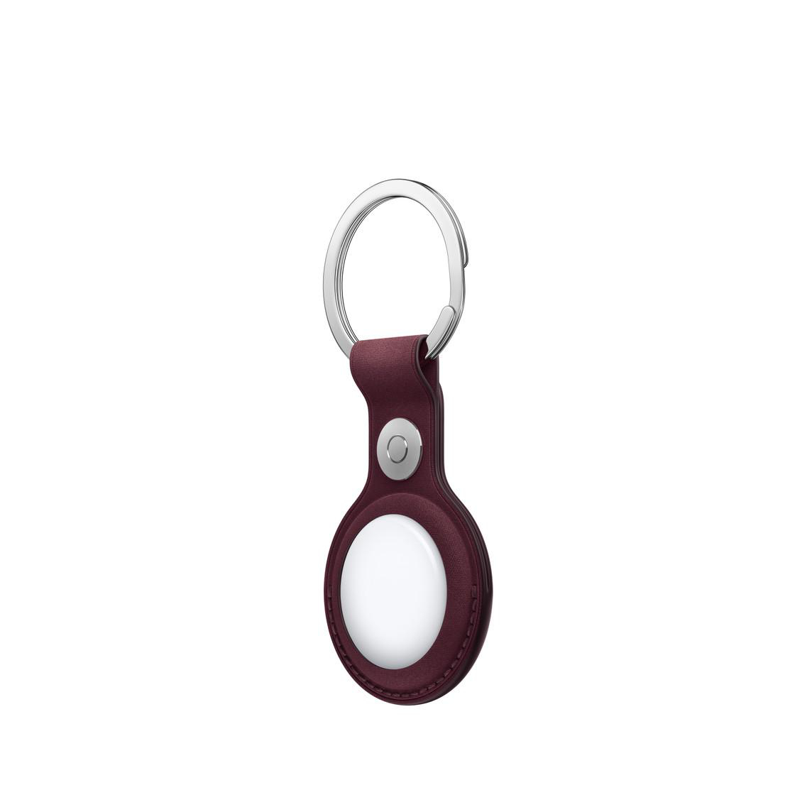Bordeauxroter Leder-Schlüsselanhänger mit silbernem Ring und weißem Tracker auf weißem Hintergrund.