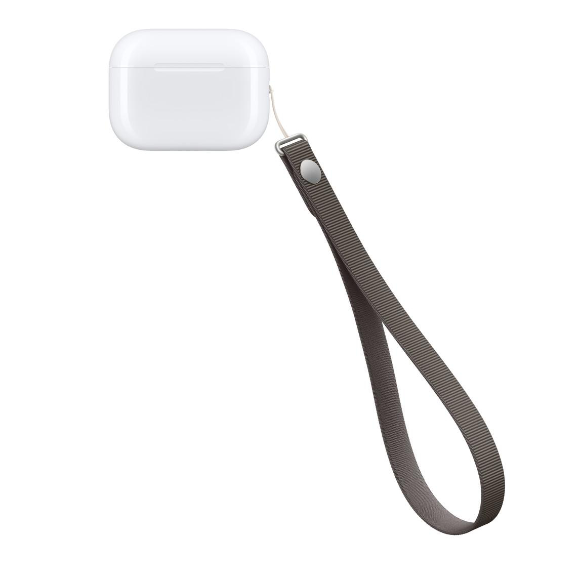 Ein weißes AirPods-Ladecase mit einer angebrachten langen grauen Handschlaufe vor weißem Hintergrund.