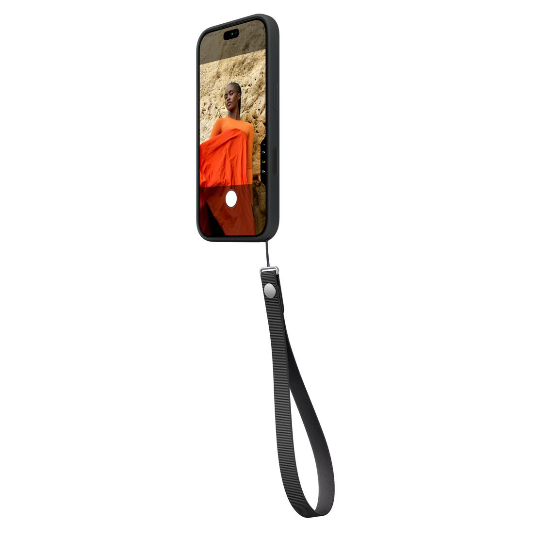 Ein schwarzes Smartphone mit einer Bildschirmschoneraufnahme einer Person in Orange und einer schwarzen Handschlaufe.