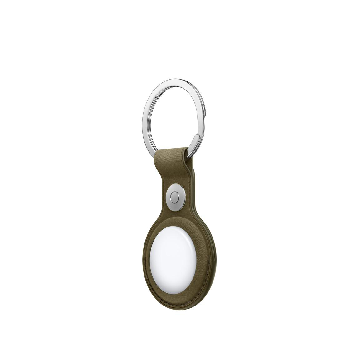 Ein olivgrüner Leder-Schlüsselanhänger mit silbernem Ring und einem weißen Tracker auf weißem Hintergrund.