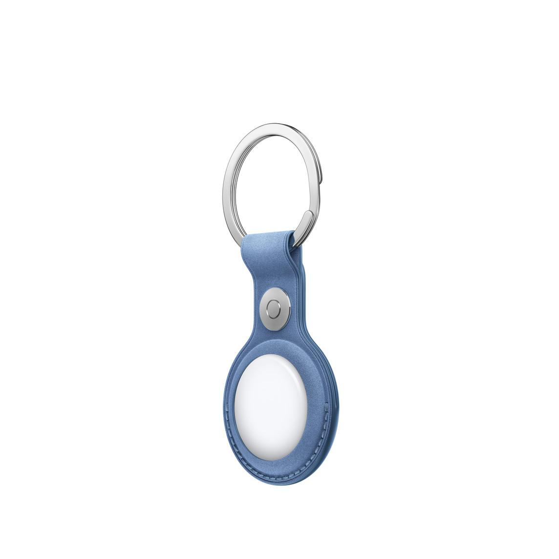 Ein blauer Leder-Schlüsselanhänger mit silbernem Ring und integriertem weißen Tracker auf weißem Hintergrund.