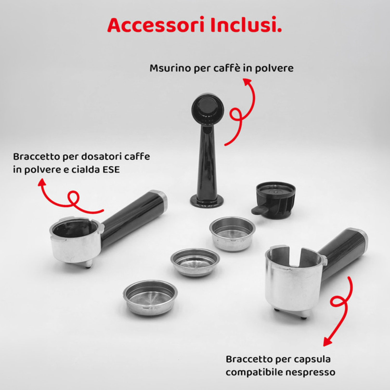 Accessori per macchina da caffè tra cui portafiltri, cucchiaio e filtri su sfondo bianco.