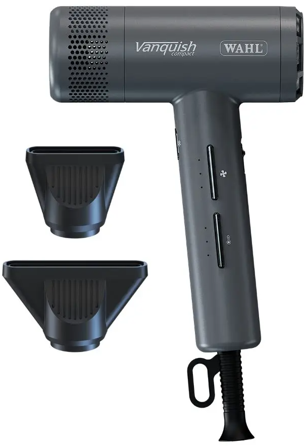 Ein dunkelgrauer Wahl Vanquish Compact Haartrockner mit zwei schwarzen Düsenaufsätzen auf weißem Hintergrund.