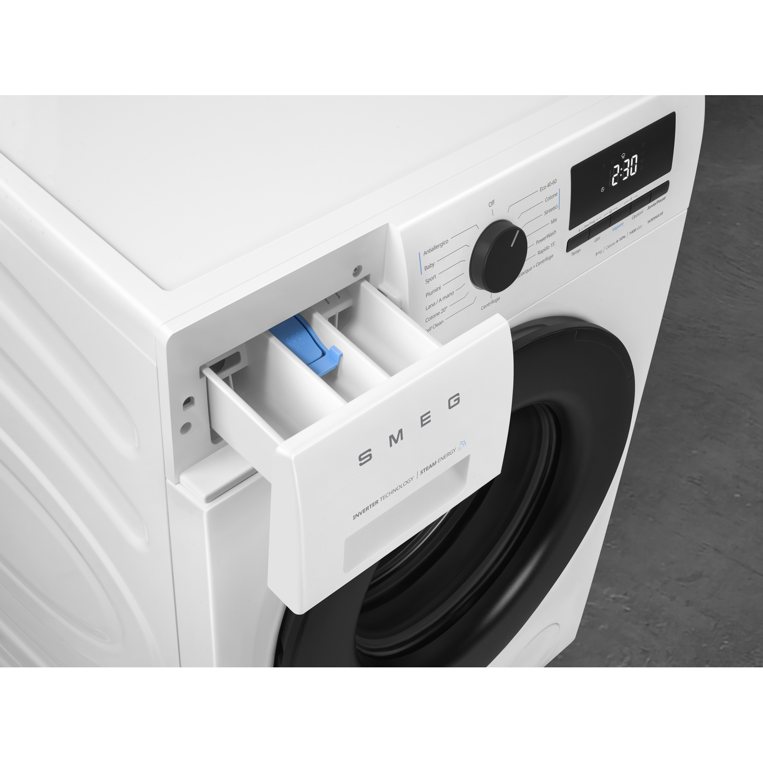 Lavatrice Smeg bianca con cassetto del detersivo aperto e pannello di controllo nero.