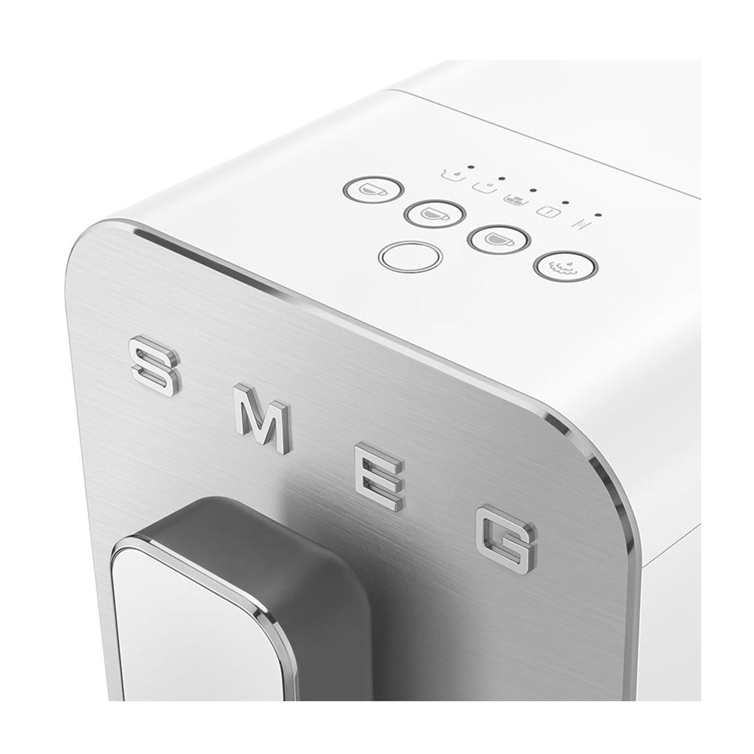 Primo piano di una macchina da caffè Smeg bianca con logo argento e pulsanti di controllo superiori.