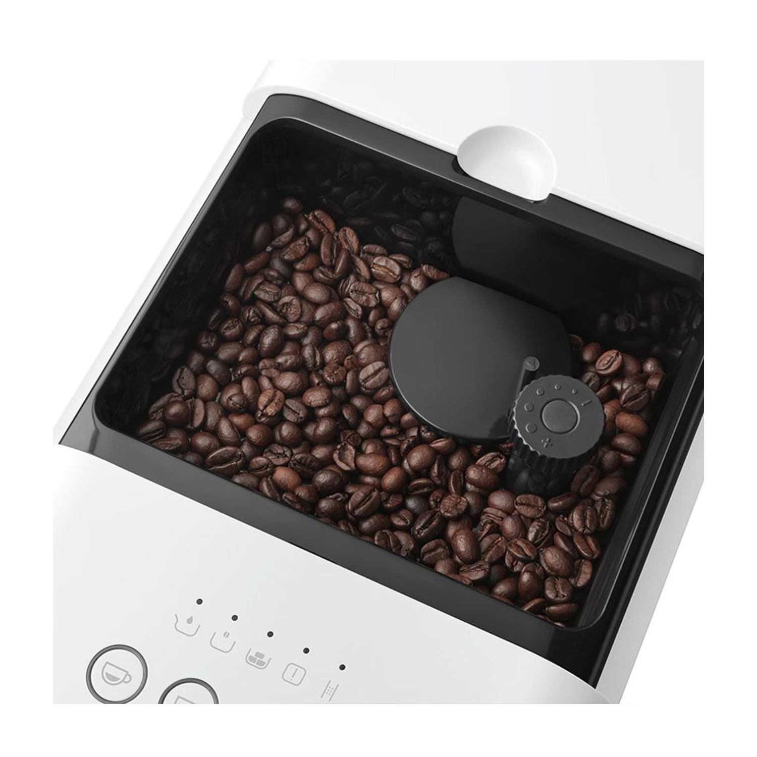 Chicchi di caffè riempiono la tramoggia di una macchina bianca.