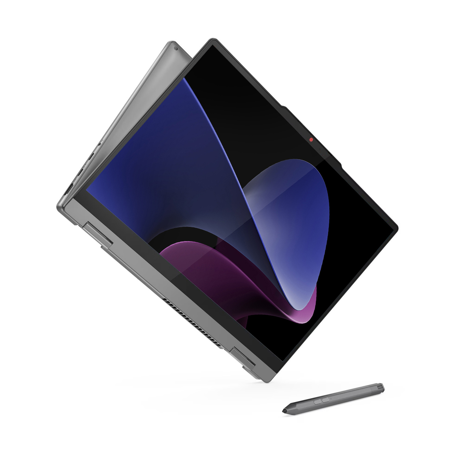 Un laptop grigio è parzialmente aperto su sfondo bianco con un pennino.