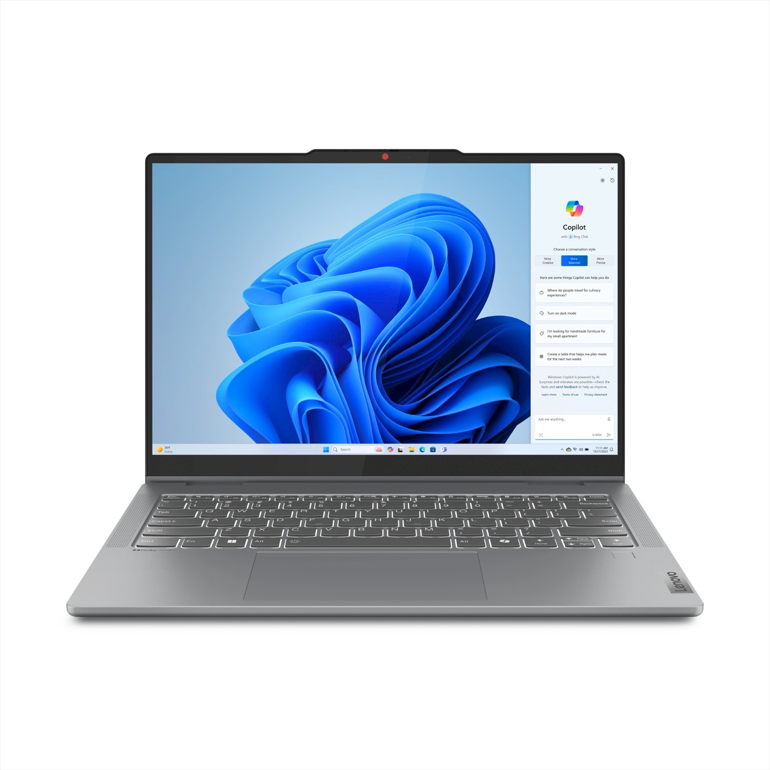 Un computer portatile grigio aperto mostra un desktop Windows con uno sfondo astratto blu.