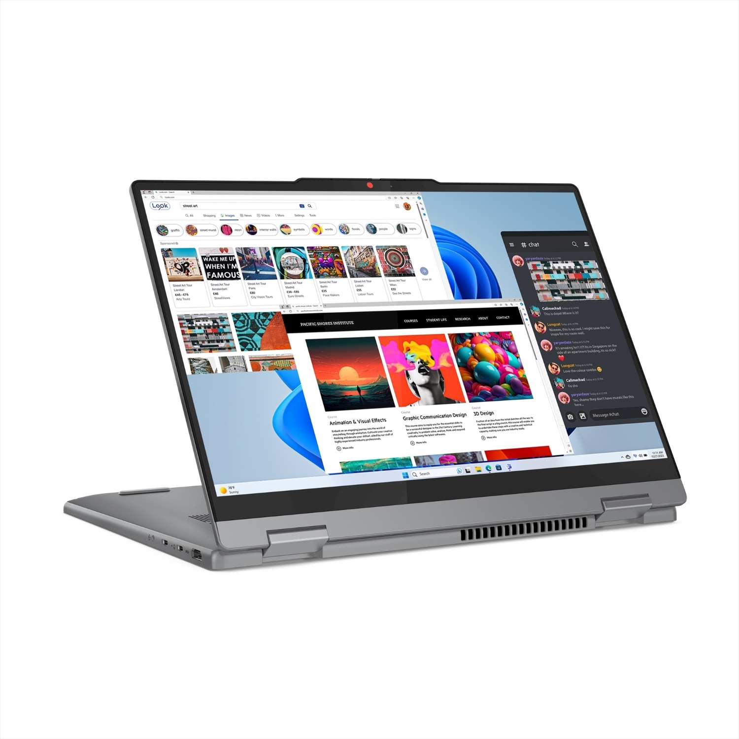 Un moderno portatile grigio mostra uno schermo diviso con browser, pagine di corsi e chat su sfondo bianco.