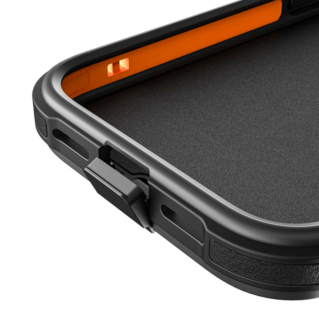 Nahaufnahme einer robusten schwarzen Smartphone-Hülle mit einem leuchtend orangefarbenen Akzent innen.