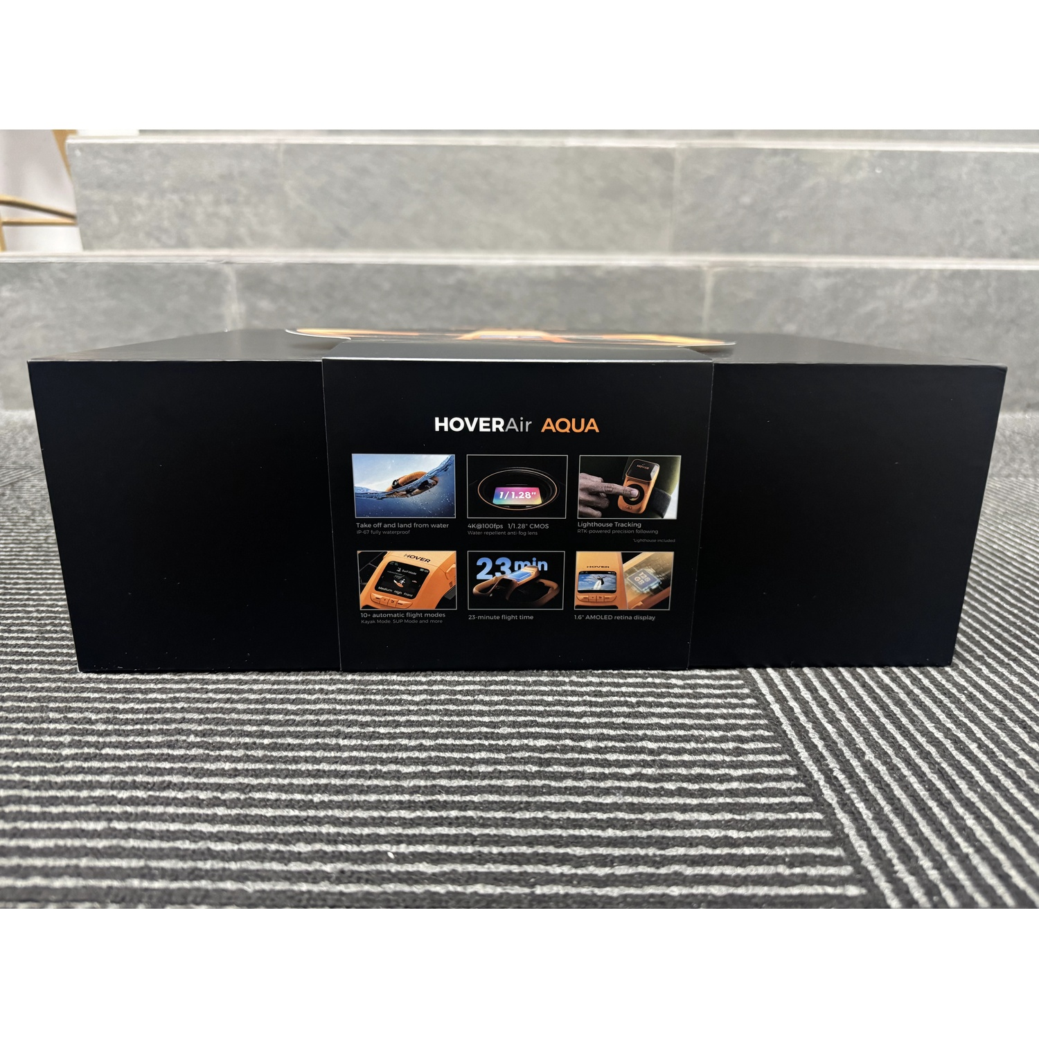 Una scatola nera HoverAir Aqua con caratteristiche sulla fascia di carta.