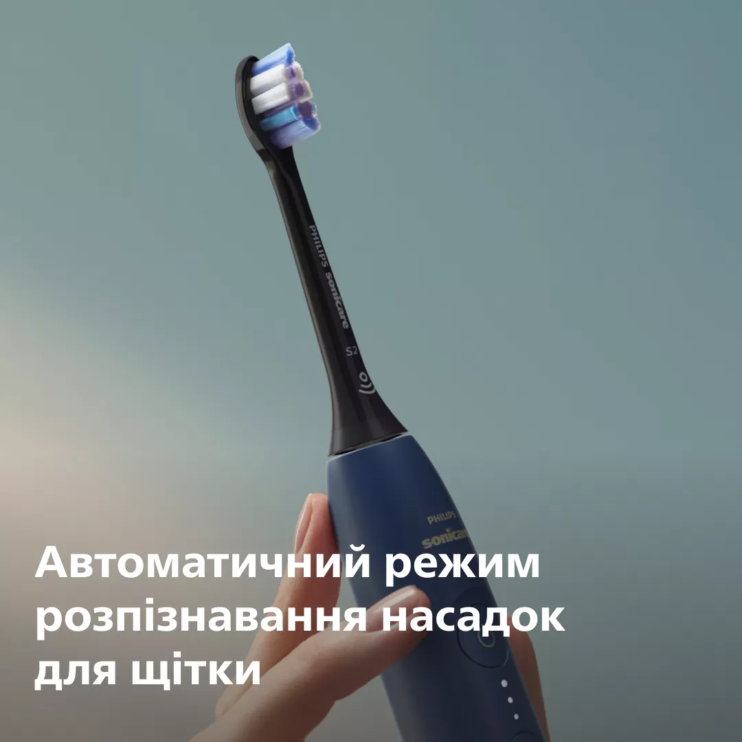 Hand hält eine blaue Philips Sonicare Zahnbürste vor einem hellblauen Hintergrund mit Text.